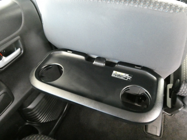 後部座席用にドリンクホルダー・小さな台があり、飲食可能な仕組みとなっています