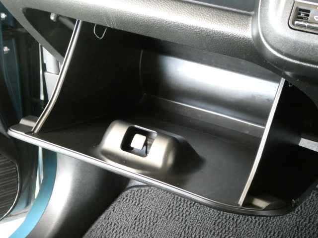 車検証入れなどの分厚い書類なども入ります