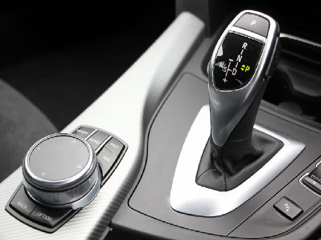 全車店頭にて展示中！お越し頂ければ現車確認が可能です。お気軽にお越しくださいませ。専門スタッフが細かくご説明させて頂きますので輸入車にご不安がある方でも安心です。