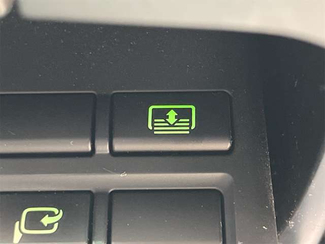 【電動リヤシェード】ボタン操作で開閉出来