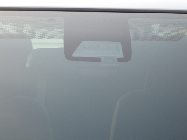 �t�����g�J�����őO���̎ԗ�����s�ғ������m�B�Փ˂������Ȏ��͏Փˉ���y���u���[�L���쓮�A�Փˉ�����T�|�[�g�B