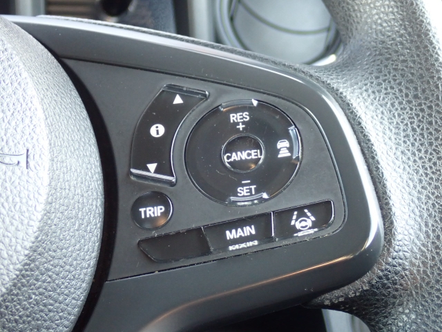 �y�N���[�Y�R���g���[���z�������H�ł̒��������s���y�Ɂ�A�N�Z���y�_���𓥂܂��Ɏԑ������ɕۂ��Ƃ��\�ł��B�O���̎ԗ������m���ĎԊԂ�ۂ悤�ɑ��x���߂��Ă���܂��I�I