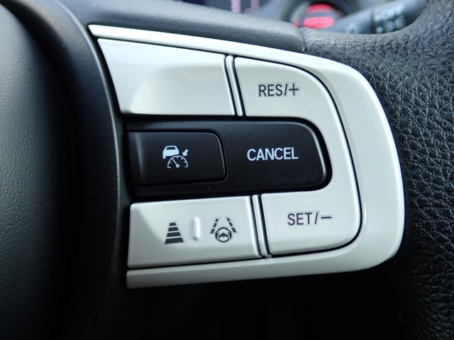 �y�N���[�Y�R���g���[���z�������H�ł̒��������s���y�Ɂ�A�N�Z���y�_���𓥂܂��Ɏԑ������ɕۂ��Ƃ��\�ł��B�O���̎ԗ������m���ĎԊԂ�ۂ悤�ɑ��x���߂��Ă���܂��I�I