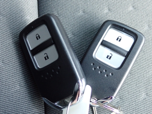 �X�}�[�g�L�[�����I�L�[���|�P�b�g��o�b�O�ɓ��ꂽ�܂܁A�h�A���b�N�̊J���E�{���E�G���W���n�����\�ł��B