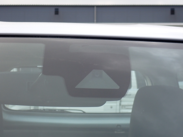 �t�����g�J�����őO���̎ԗ�����s�ғ������m�B�Փ˂������Ȏ��͏Փˉ���y���u���[�L���쓮�A�Փˉ�����T�|�[�g�B