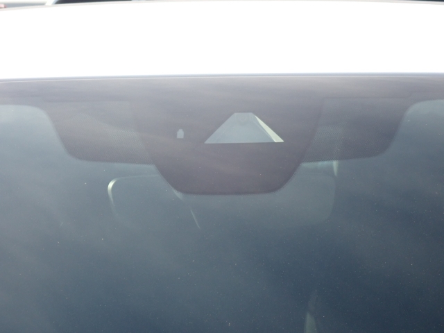 �t�����g�J�����őO���̎ԗ�����s�ғ������m�B�Փ˂������Ȏ��͏Փˉ���y���u���[�L���쓮�A�Փˉ�����T�|�[�g�B