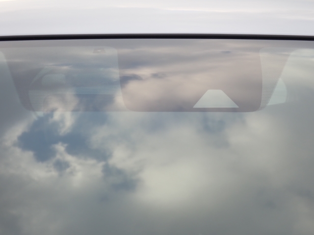 �t�����g�J�����őO���̎ԗ�����s�ғ������m�B�Փ˂������Ȏ��͏Փˉ���y���u���[�L���쓮�A�Փˉ�����T�|�[�g�B