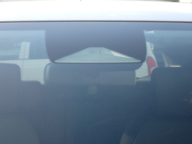 �t�����g�J�����őO���̎ԗ�����s�ғ������m�B�Փ˂������Ȏ��͏Փˉ���y���u���[�L���쓮�A�Փˉ�����T�|�[�g�B