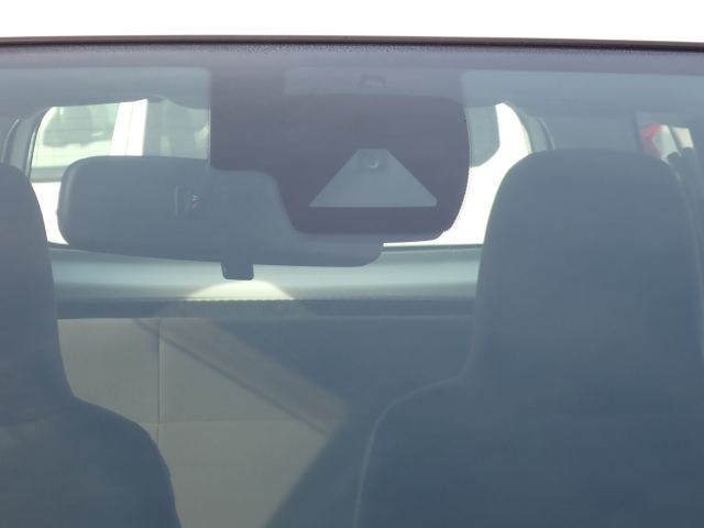 �t�����g�J�����őO���̎ԗ�����s�ғ������m�B�Փ˂������Ȏ��͏Փˉ���y���u���[�L���쓮�A�Փˉ�����T�|�[�g�B