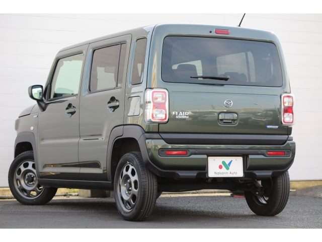 当社の全展示車は入庫時リフトで持ち上げ、車検検査員による下廻りチェックやエンジン・ミッション等機関のチェック、査定士資格を持った販売・仕入担当者による車両チェックをクリアした高品質車のみを厳選し展示。