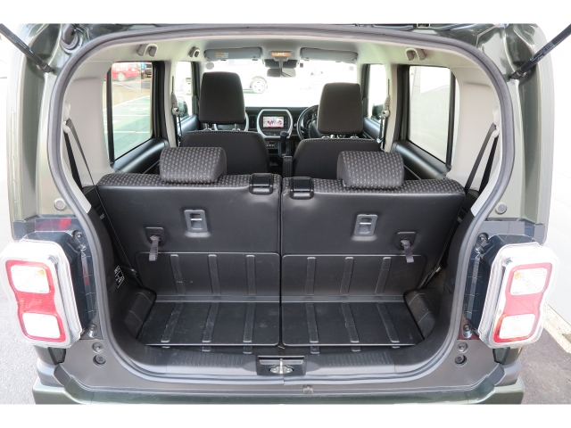 ラゲッジルームの様子です。セカンドシートはスライド可能な左右独立シートですのでお荷物の大きさに応じてスペースの調整が可能ですよ♪