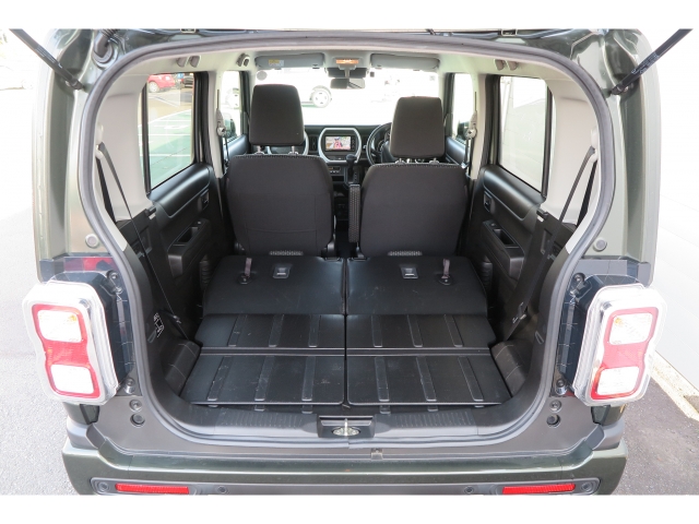 セカンドシートを倒した状態です。広くてフラットな空間が生まれます