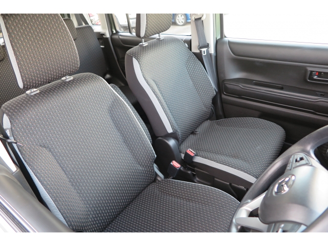 フロントシートに目立つ汚れや傷等なく丁寧に乗られてきた印象です。