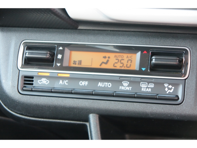 エアコン操作スイッチです。オートエアコンで1年を通して快適です！