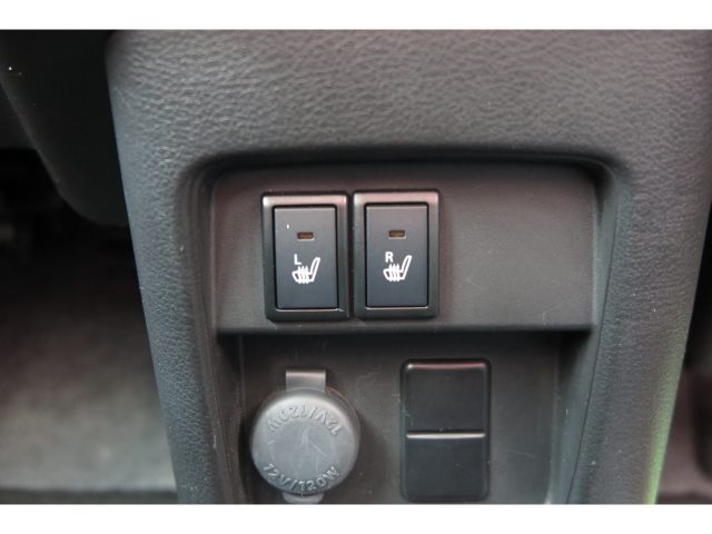 運転席・助手席共にシートヒーターが装備されております