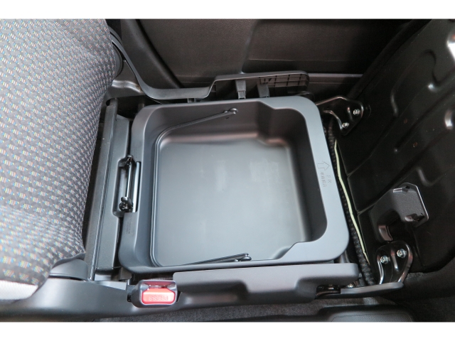 助手席の下にはアンダーBOXがあります！！