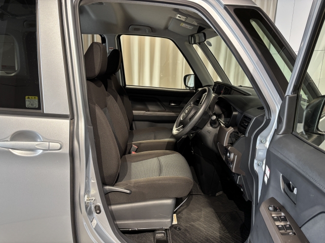 フロントシートは調整機能も細かく設定され、どんな体格にもフィット！！長距離でも快適なドライブをお楽しみ頂けます！