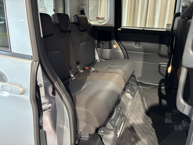 2列目シートも快適なスペースです！シートアレンジも多彩で機能的です！乗降性にも優れていますので是非一度お試しになって下さい！オリックスなら各メーカーの車種を揃えておりますので比較検討も簡単！