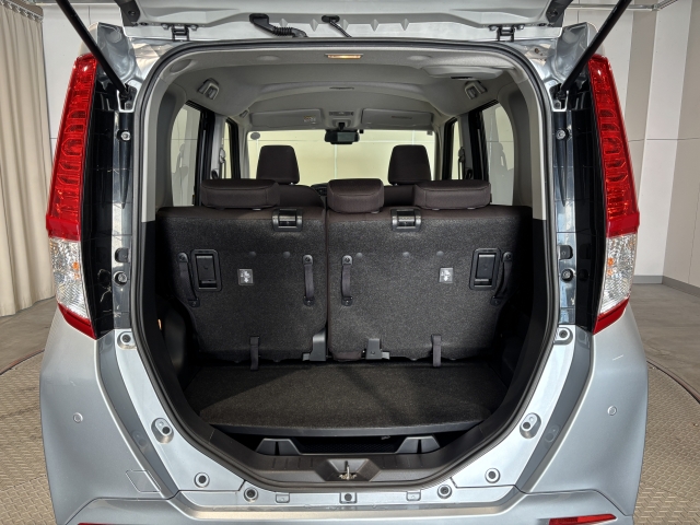 後部トランクスペースも広大です。ただ広いだけでなく積載性にも優れた形状でとても使いやすい！軽い力で開閉可能なのもメリットです！