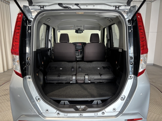 アレンジ次第で御覧のような広大なスペースが出現致します！広めの開口部分をとってありますので大きな荷物も簡単に積み込めます！使い勝手の良いラゲッジスペースです！