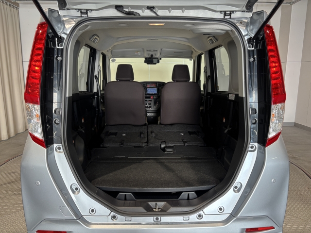 アレンジ次第で御覧のような広大なスペースが出現致します！広めの開口部分をとってありますので大きな荷物も簡単に積み込めます！使い勝手の良いラゲッジスペースです！