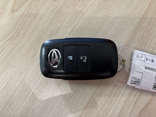 携帯するだけでドア等の施錠・開錠・エンジン始動が可能なスマートキーシステムを装備しております。便利尚のシステムは一度使うと手放せません。セキュリティ面でも安心です。