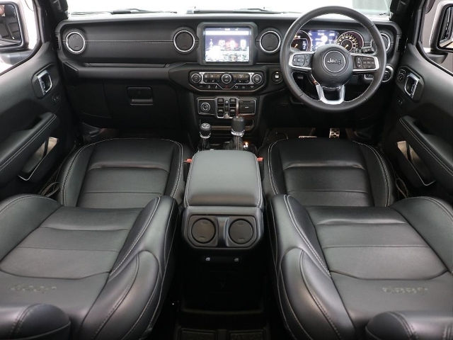 ブラックレザーシートで高級感を感じられます！