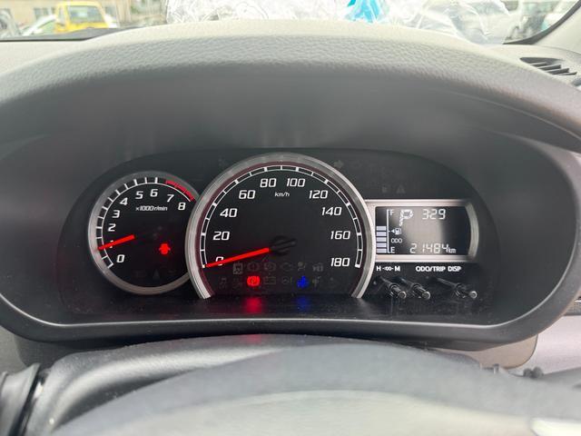 メーター・レバー・スイッチ類をシンプルにまとめスマートな空間は視界も広く快適です。