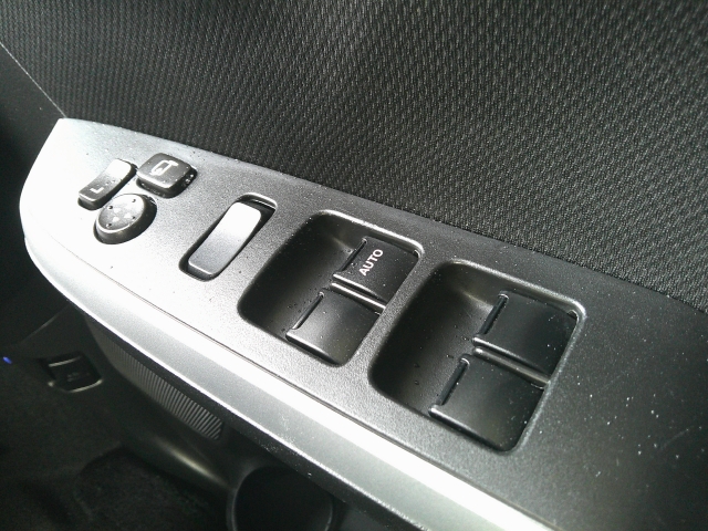 �p���[�E�B���h�E�͉^�]�Ȃ̃X�C�b�`�̂݃I�[�g�@�\����������Ă���܂��B