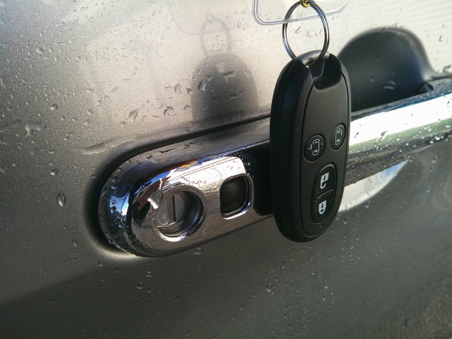 �L�[���|�P�b�g�ɓ��ꂽ�܂܂ł��G���W��ON/OFF�A�h�A�{��/�J���\���֗��ȃX�}�[�g�L�[�ł��B