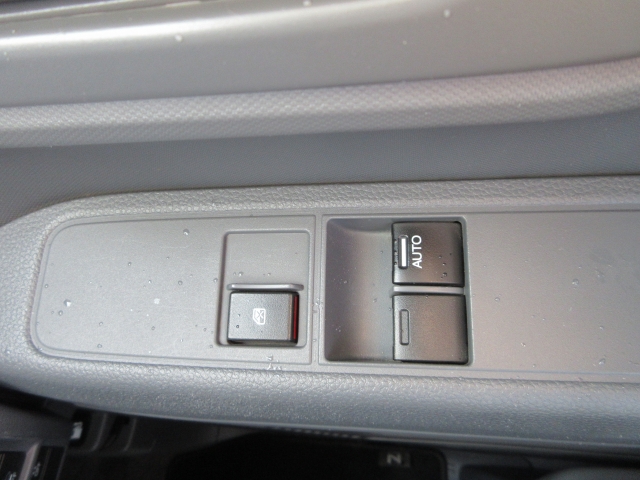 �p���[�E�B���h�E�͉^�]�Ȃ̃X�C�b�`�̂݃I�[�g�@�\����������Ă���܂��B�E�B���h�E���b�N����������Ă��܂��B