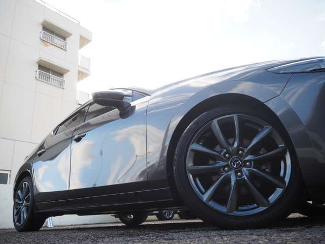 純正１８インチＡＷが足元を煌びやかせます