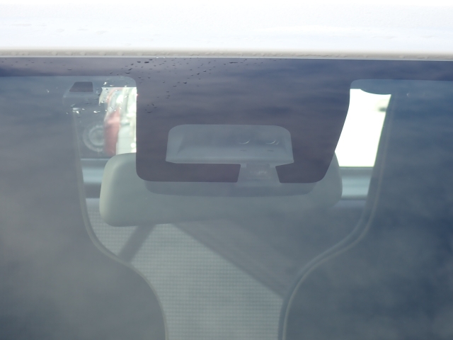 �t�����g�J�����őO���̎ԗ�����s�ғ������m�B�Փ˂������Ȏ��͏Փˉ���y���u���[�L���쓮�A�Փˉ�����T�|�[�g�B