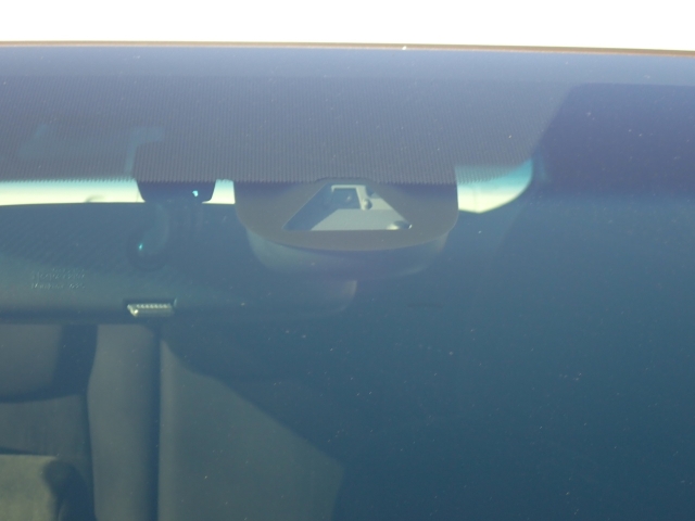 �t�����g�J�����őO���̎ԗ�����s�ғ������m�B�Փ˂������Ȏ��͏Փˉ���y���u���[�L���쓮�A�Փˉ�����T�|�[�g�B