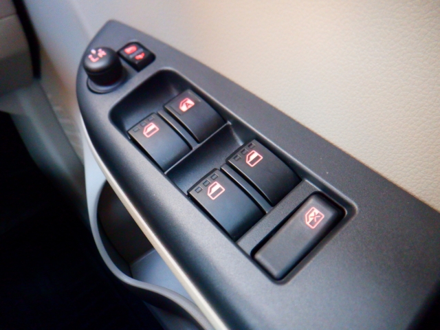 �p���[�E�B���h�E�͉^�]�Ȃ̃X�C�b�`�̂݃I�[�g�@�\����������Ă���܂��B