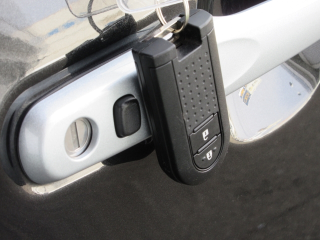 �L�[���|�P�b�g�ɓ��ꂽ�܂܂ł��G���W��ON/OFF�A�h�A�{��/�J���\���֗��ȃX�}�[�g�L�[�ł��B