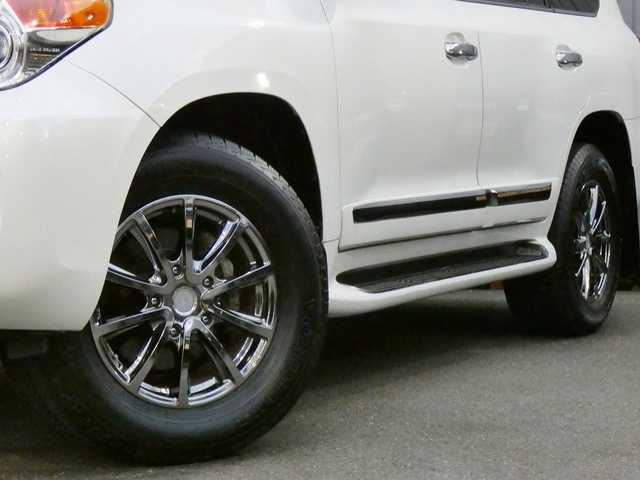 お好みのカスタムパーツ取付などお気軽にご相談ください♪