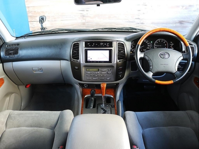 �܂�ō����Z�_���̂悤�ȏ㎿�ȃC���e���A�I�O���[����Ƃ����J���[�����O�Ɋe���̃E�b�h�p�[�c�������������o���Ă܂���