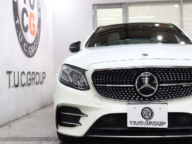 ガレージも完備しております！！悪天候や暗くなってからのご来店でもお車をゆっくりご覧頂けます。出張商談サービスも承ります。詳しくはスタッフまでお気軽にどうぞ。