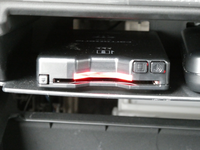 ETC���ڂ��Ă���̂ŗL�����H���s���ɗ������ł̒�Ԃ��邱�ƂȂ��ʉ߉\�ł��B