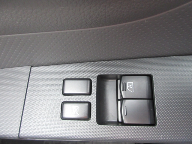 �p���[�E�B���h�E�͉^�]�Ȃ̃X�C�b�`�̂݃I�[�g�@�\����������Ă���܂��B�E�B���h�E���b�N����������Ă��܂��B