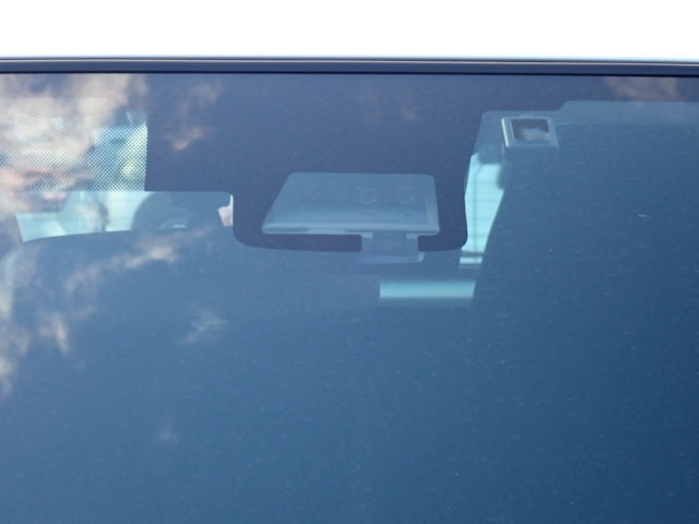 �t�����g�J�����őO���̎ԗ�����s�ғ������m�B�Փ˂������Ȏ��͏Փˉ���y���u���[�L���쓮�A�Փˉ�����T�|�[�g�B