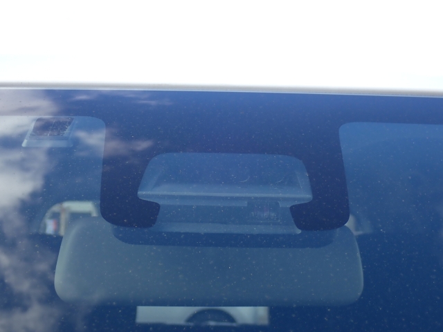 �t�����g�J�����őO���̎ԗ�����s�ғ������m�B�Փ˂������Ȏ��͏Փˉ���y���u���[�L���쓮�A�Փˉ�����T�|�[�g�B