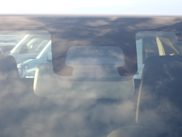 �t�����g�J�����őO���̎ԗ�����s�ғ������m�B�Փ˂������Ȏ��͏Փˉ���y���u���[�L���쓮�A�Փˉ�����T�|�[�g�B