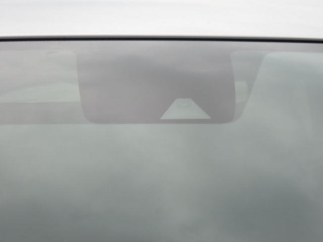 �t�����g�J�����őO���̎ԗ�����s�ғ������m�B�Փ˂������Ȏ��͏Փˉ���y���u���[�L���쓮�A�Փˉ�����T�|�[�g�B