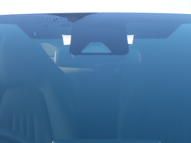 �t�����g�J�����őO���̎ԗ�����s�ғ������m�B�Փ˂������Ȏ��͏Փˉ���y���u���[�L���쓮�A�Փˉ�����T�|�[�g�B