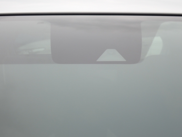 �t�����g�J�����őO���̎ԗ�����s�ғ������m�B�Փ˂������Ȏ��͏Փˉ���y���u���[�L���쓮�A�Փˉ�����T�|�[�g�B