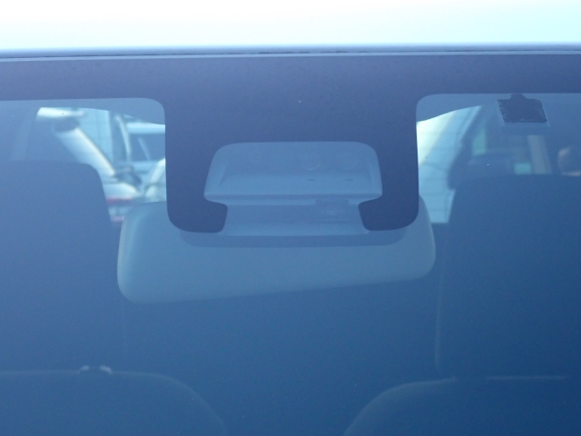 �t�����g�J�����őO���̎ԗ�����s�ғ������m�B�Փ˂������Ȏ��͏Փˉ���y���u���[�L���쓮�A�Փˉ�����T�|�[�g�B