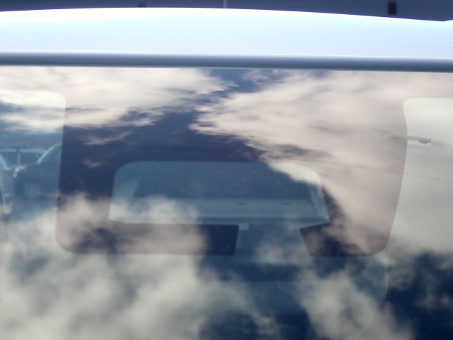 �t�����g�J�����őO���̎ԗ�����s�ғ������m�B�Փ˂������Ȏ��͏Փˉ���y���u���[�L���쓮�A�Փˉ�����T�|�[�g�B