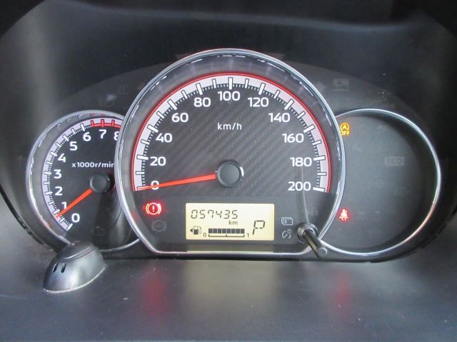 �R�ɕ����ꂽ���[�^�[�p�l���͋@�\���Ƃɕ�����Ă���̂ŁA�Ԃ̏󋵂����f���₷���A���₷���f�U�C���ƂȂ��Ă���܂��B